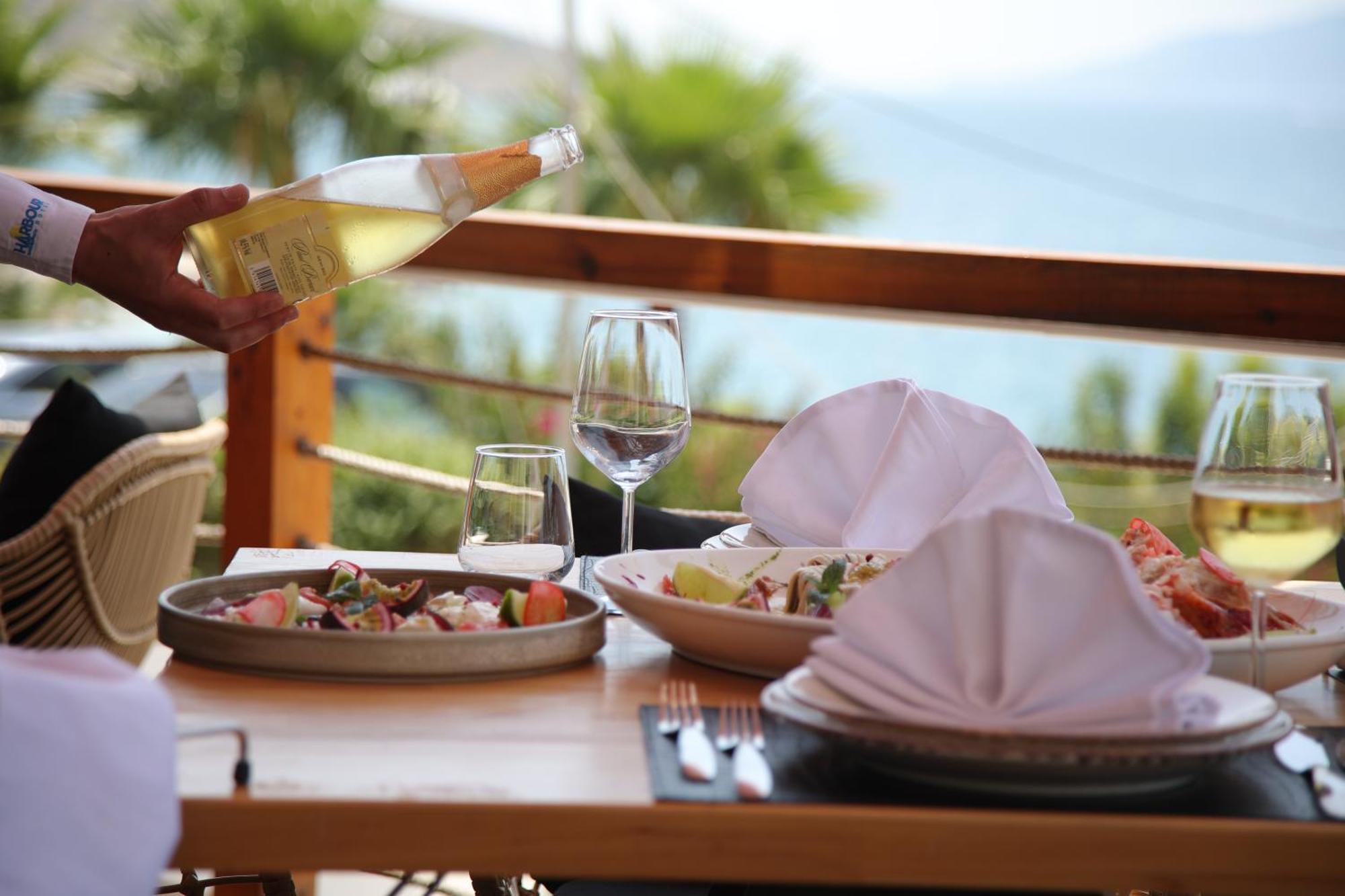 Harbour Hotel Sarandë Esterno foto
