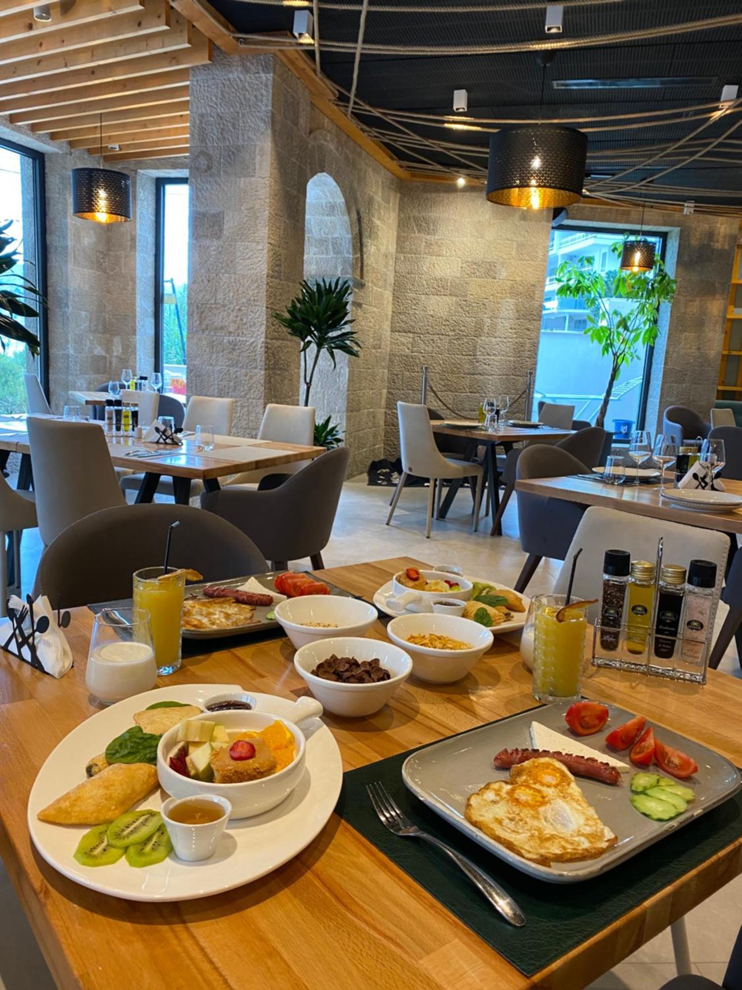 Harbour Hotel Sarandë Esterno foto